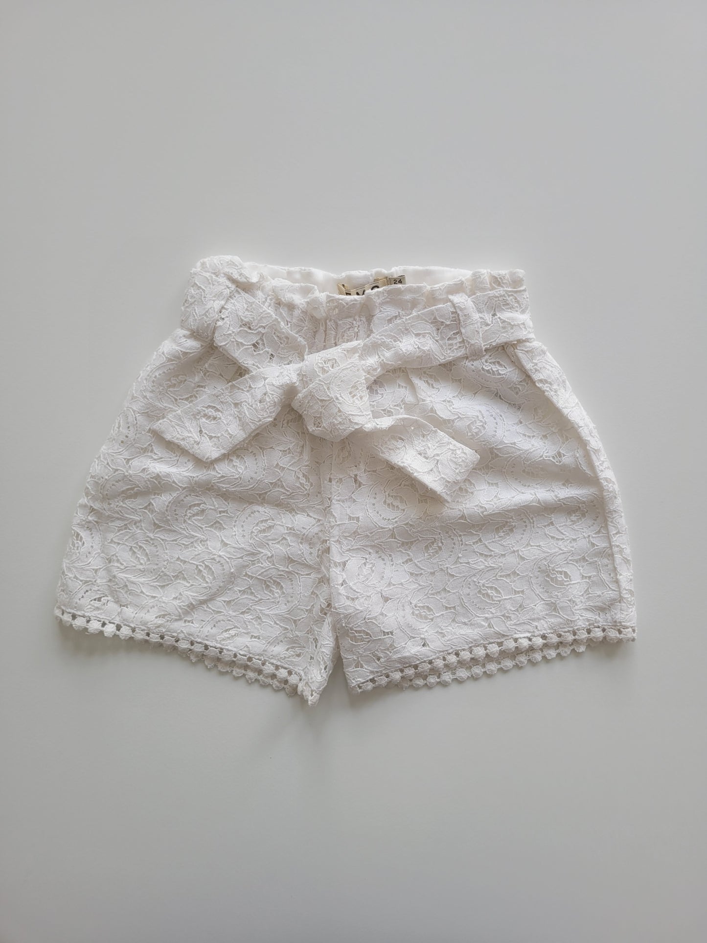 Pantaloncini corti bambina colore bianco ricamati