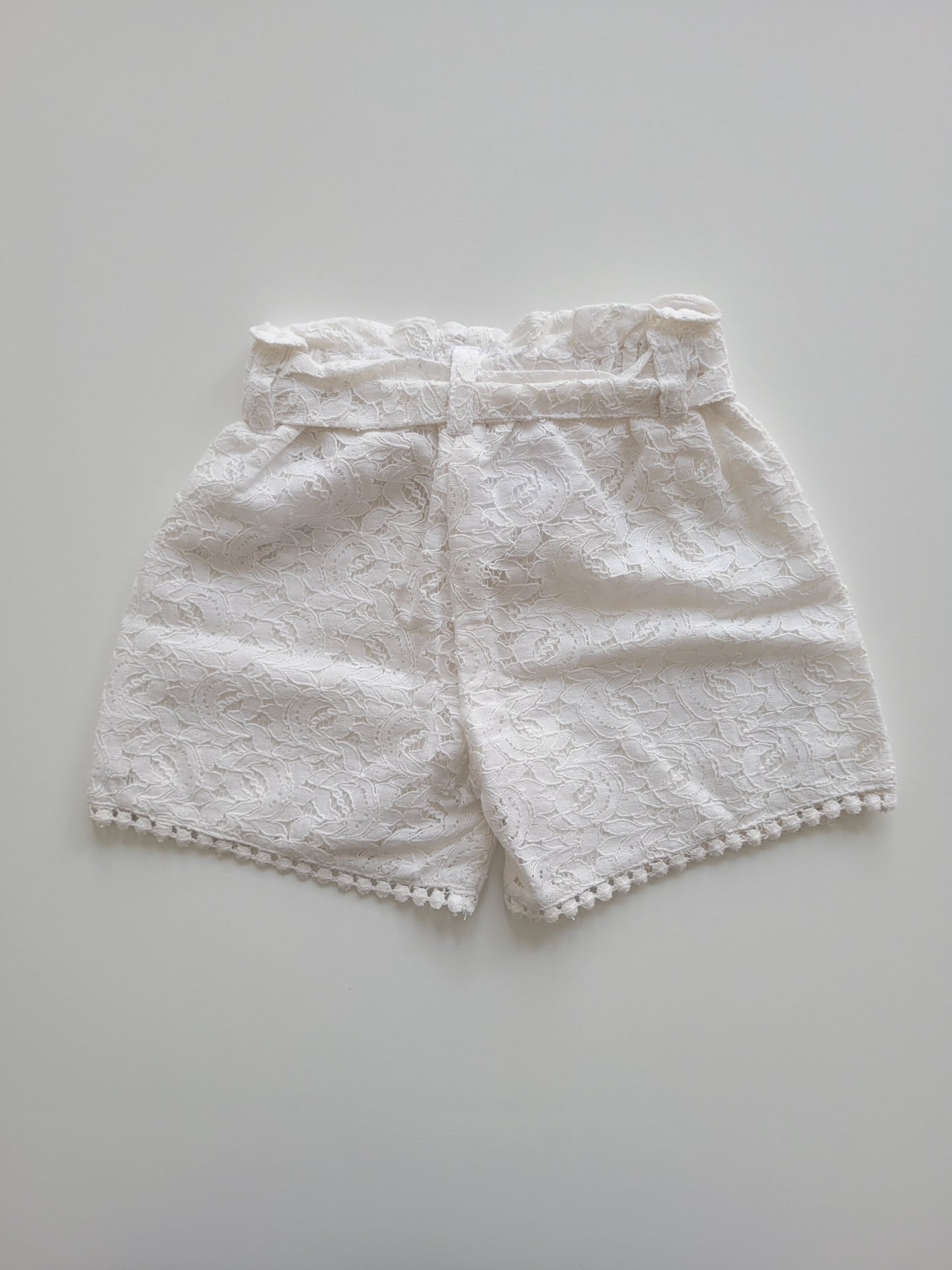 Pantaloncini corti bambina colore bianco ricamati